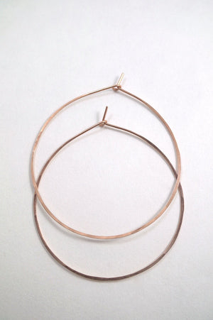 Minimalist hoops lightly hammered earrings 14k rose gold | Pipe and Row