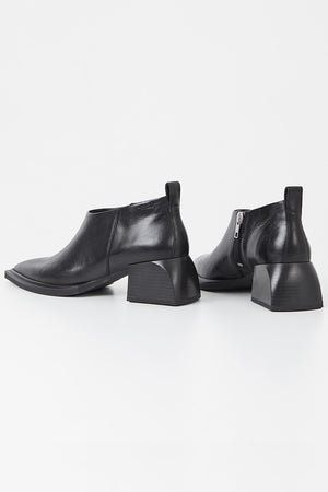 Vagabond Vivian short pointed toe boot black leather | Pipe and Row