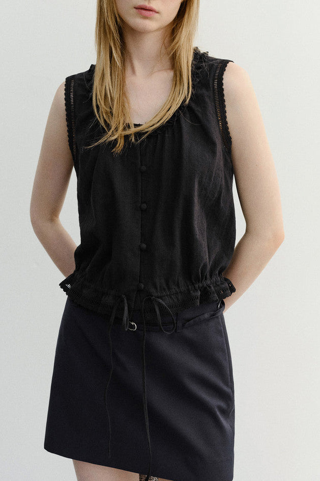 FRILLED SLEEVELESS BLOUSE