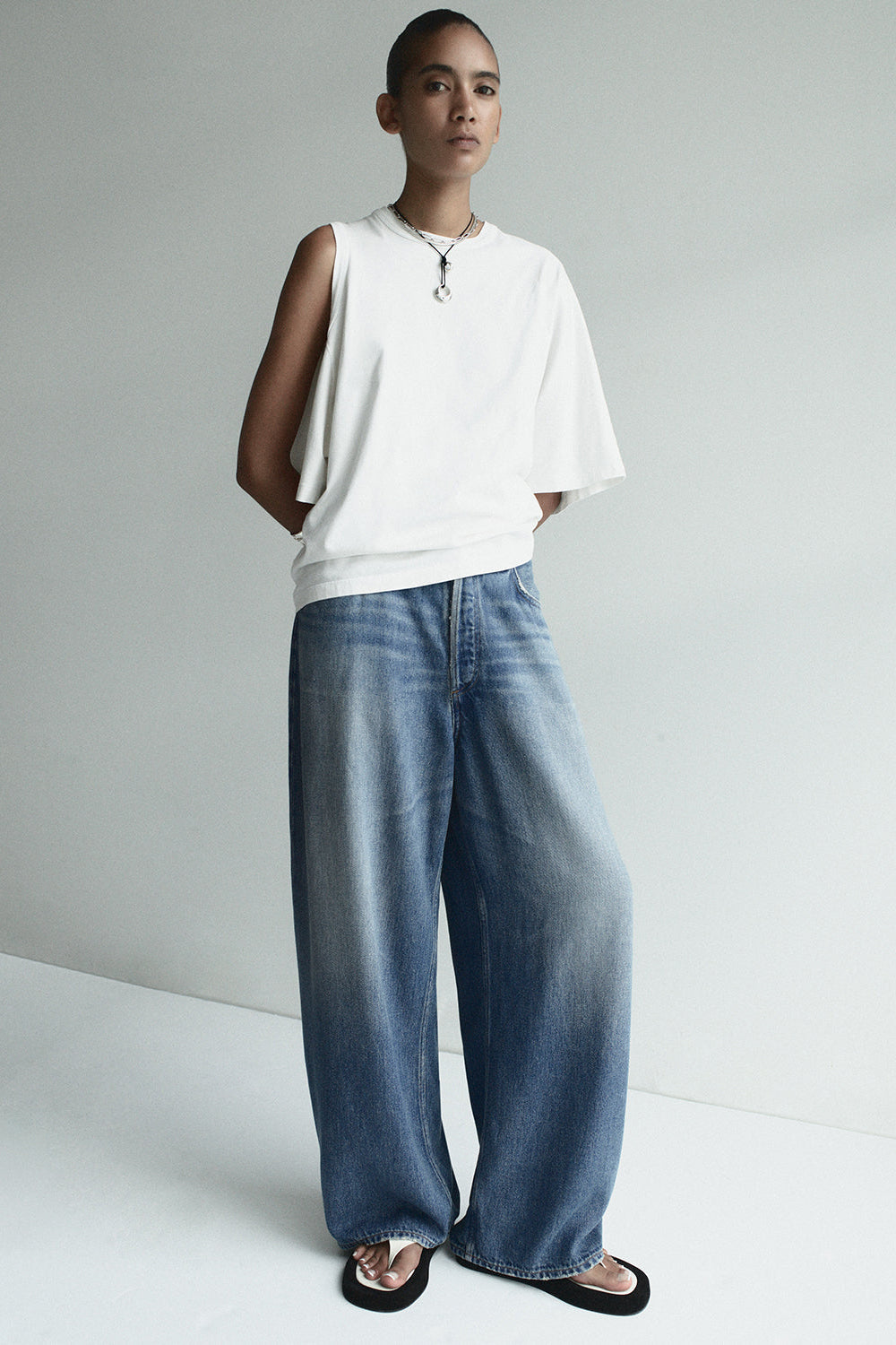 ROUNDED BAGGY JEANS