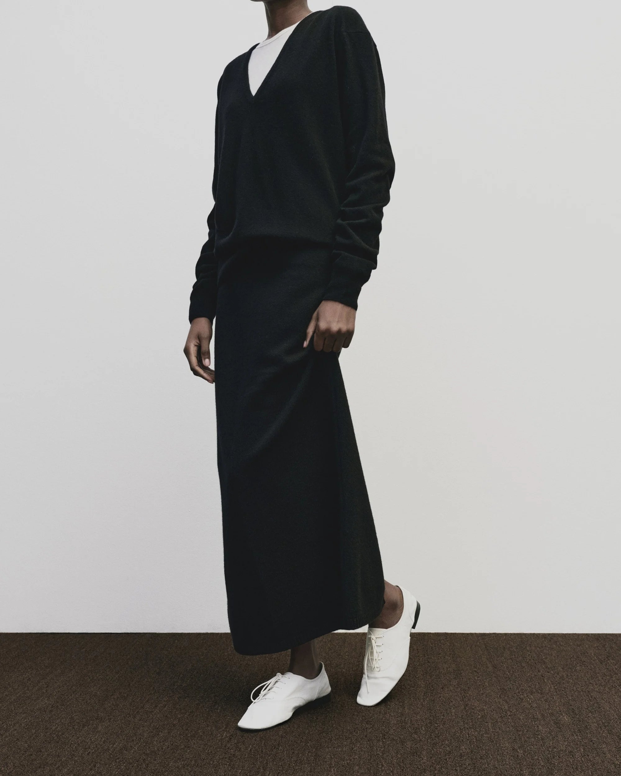 CASHMERE V-NECK KNIT SWEATER