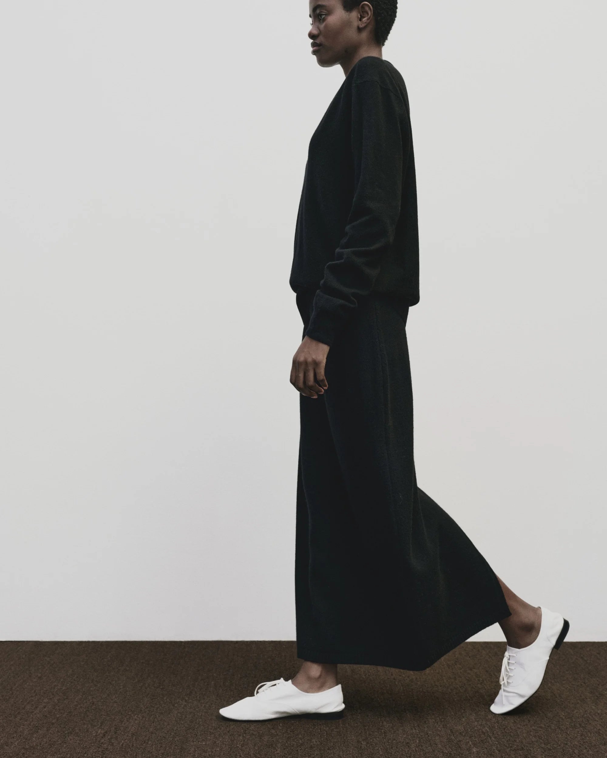 CASHMERE V-NECK KNIT SWEATER