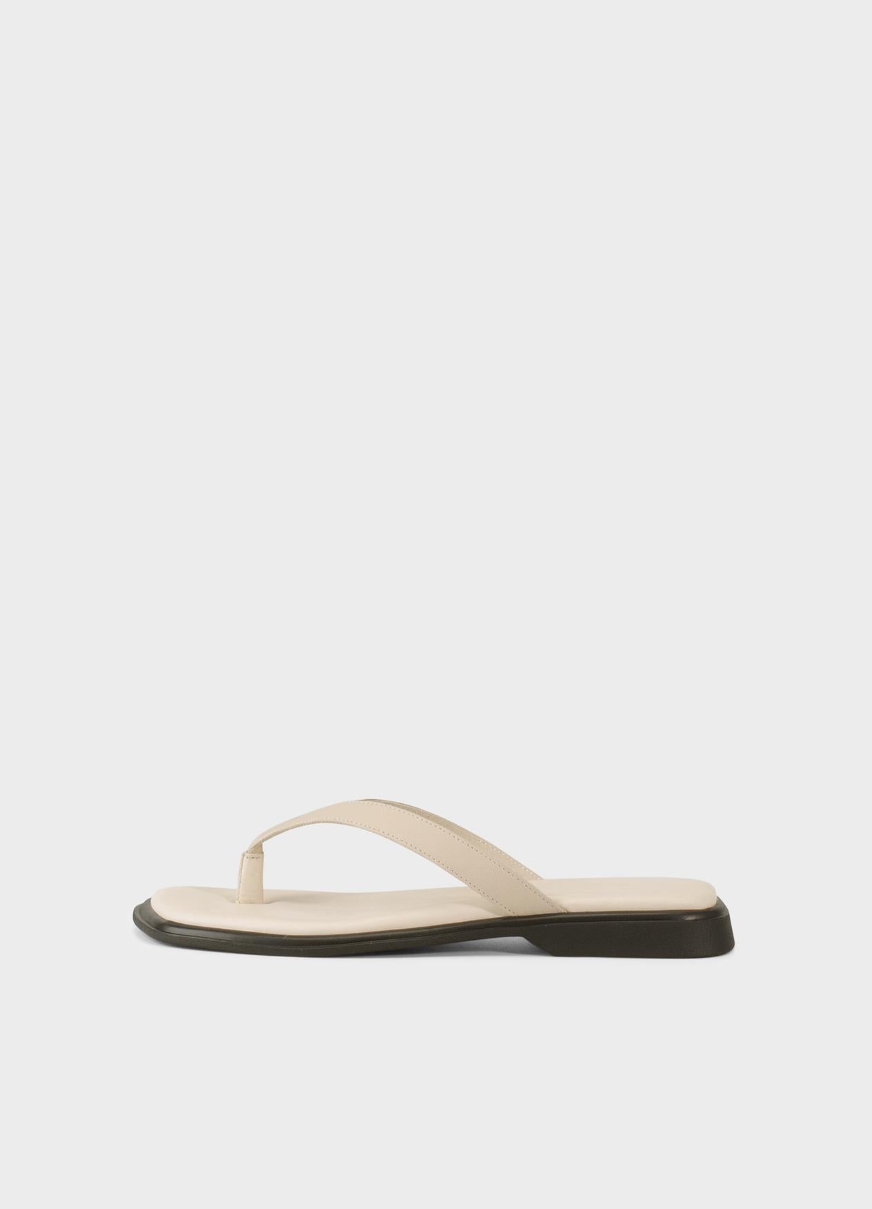 Vagabond Izzy thong sandal off white Sleek flip-flops streamlined | Pipe and Row