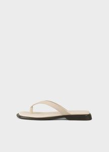 Vagabond Izzy thong sandal off white Sleek flip-flops streamlined | Pipe and Row