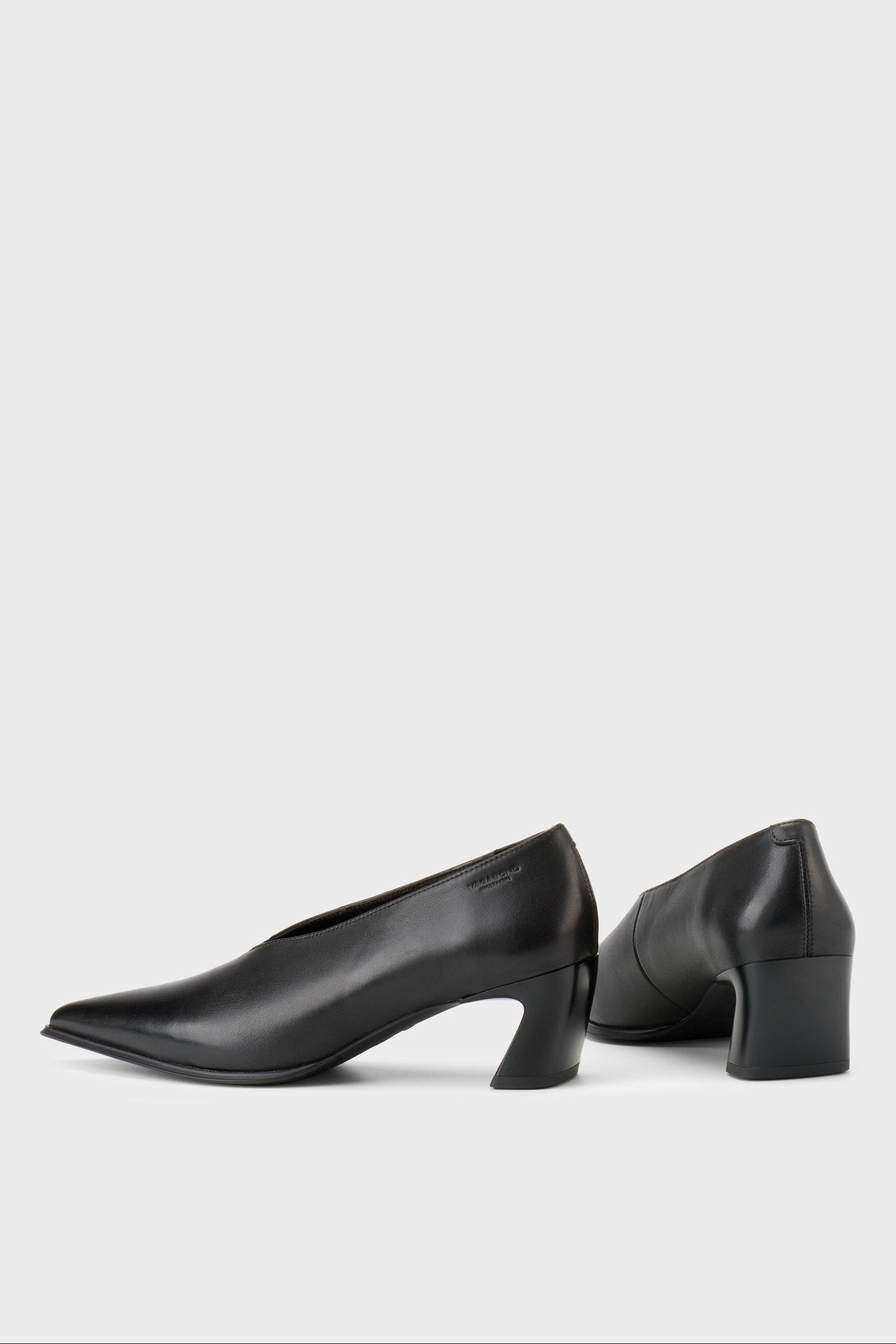 ILONA PUMPS
