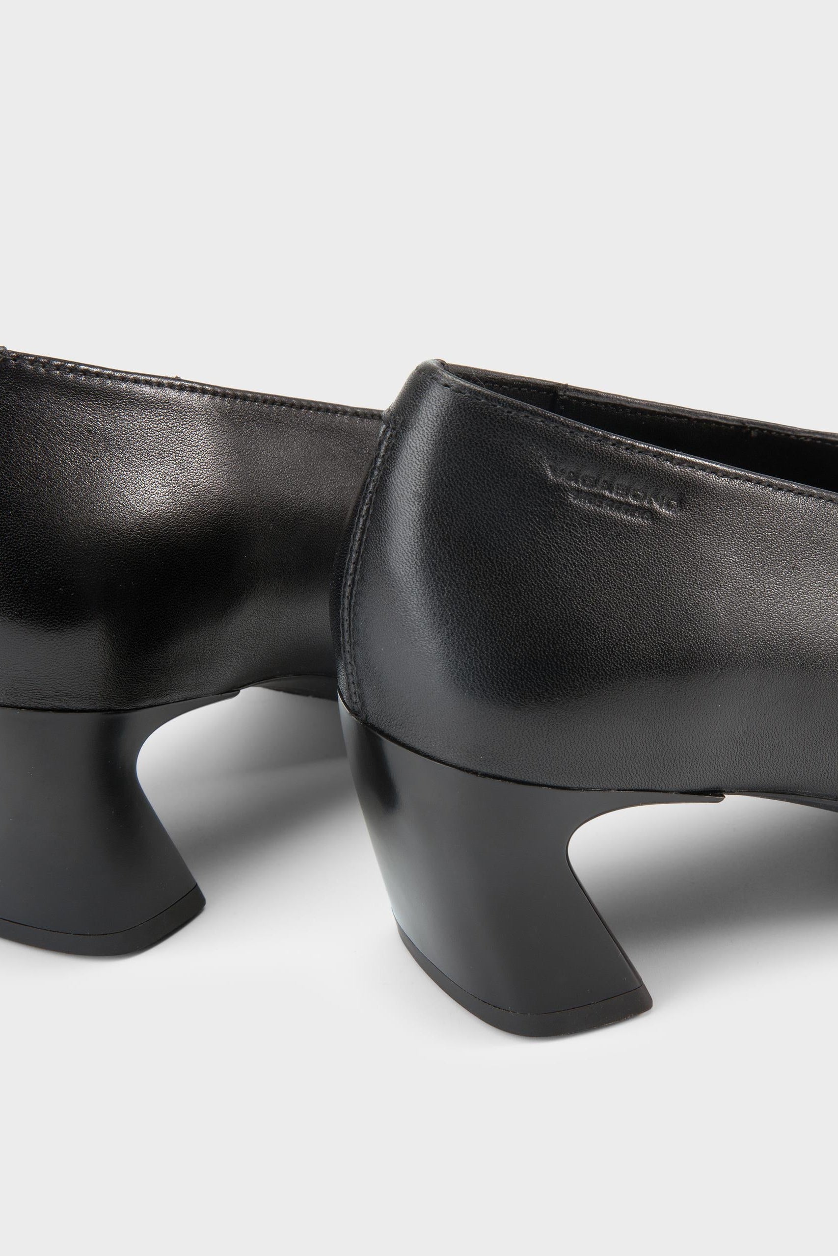 ILONA PUMPS