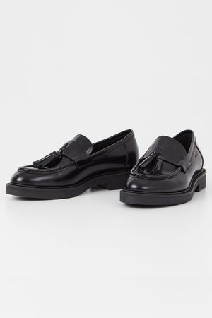 Vagabond Alex W tassel loafer polished black leather | PIPE AND ROW