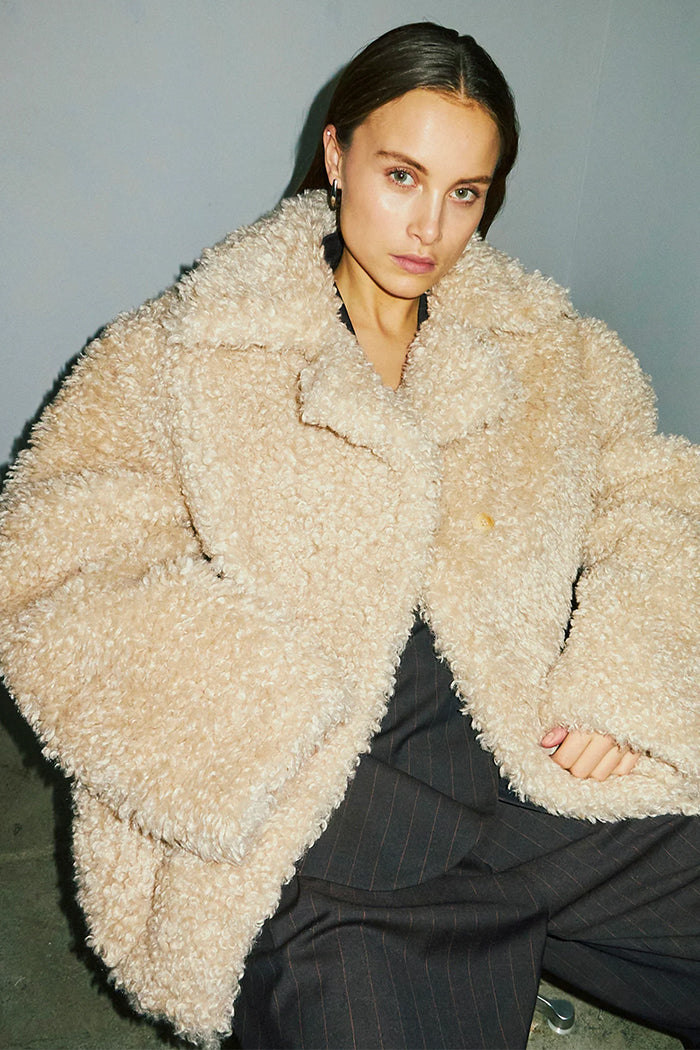 Norr oversized Bang teddy shearling jacket beige ecru Wide lapels PIPE AND ROW