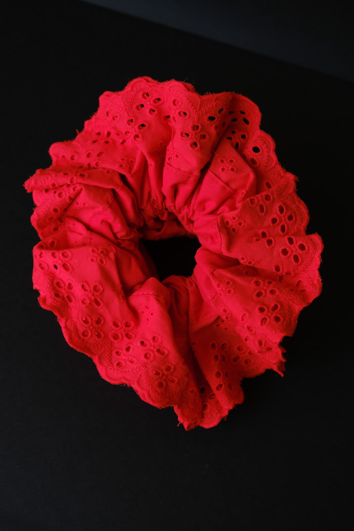 EYELET SCRUNCHIE