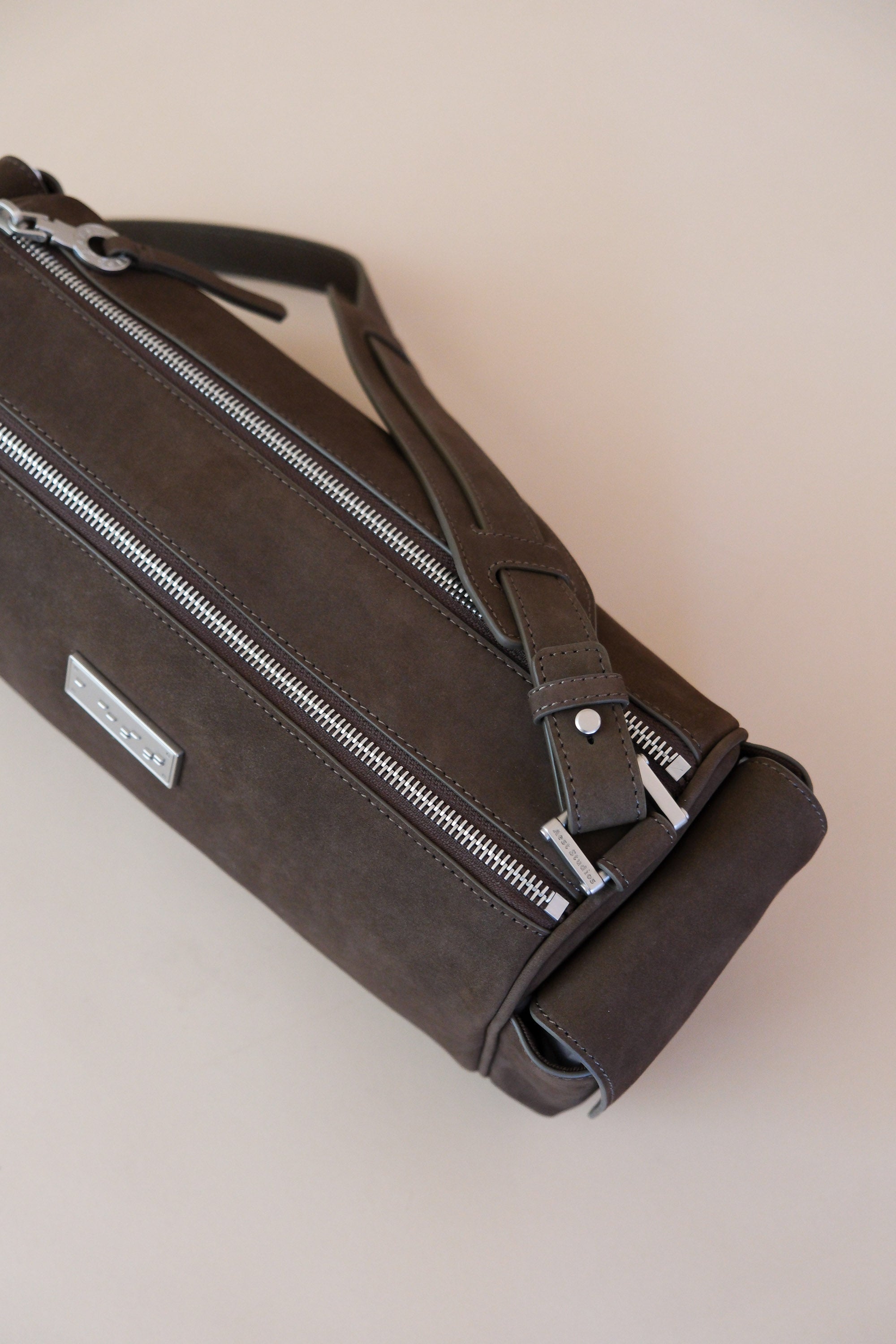CAPTURE MEDIUM SLING BAG