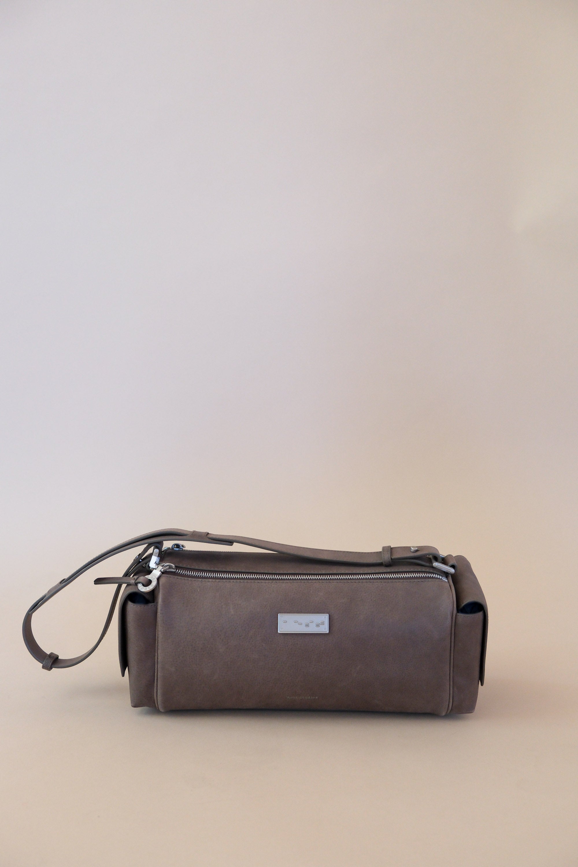 CAPTURE MEDIUM SLING BAG