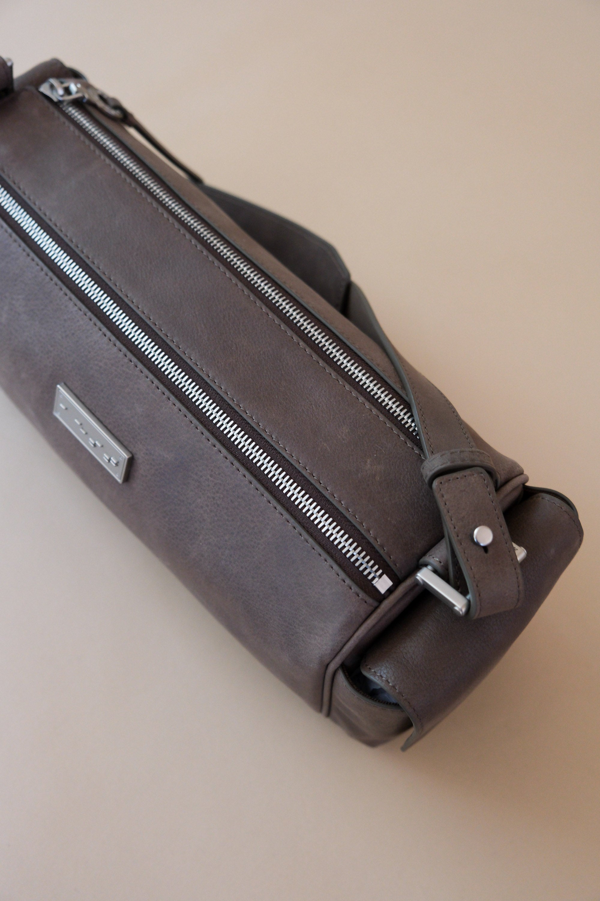 CAPTURE MEDIUM SLING BAG