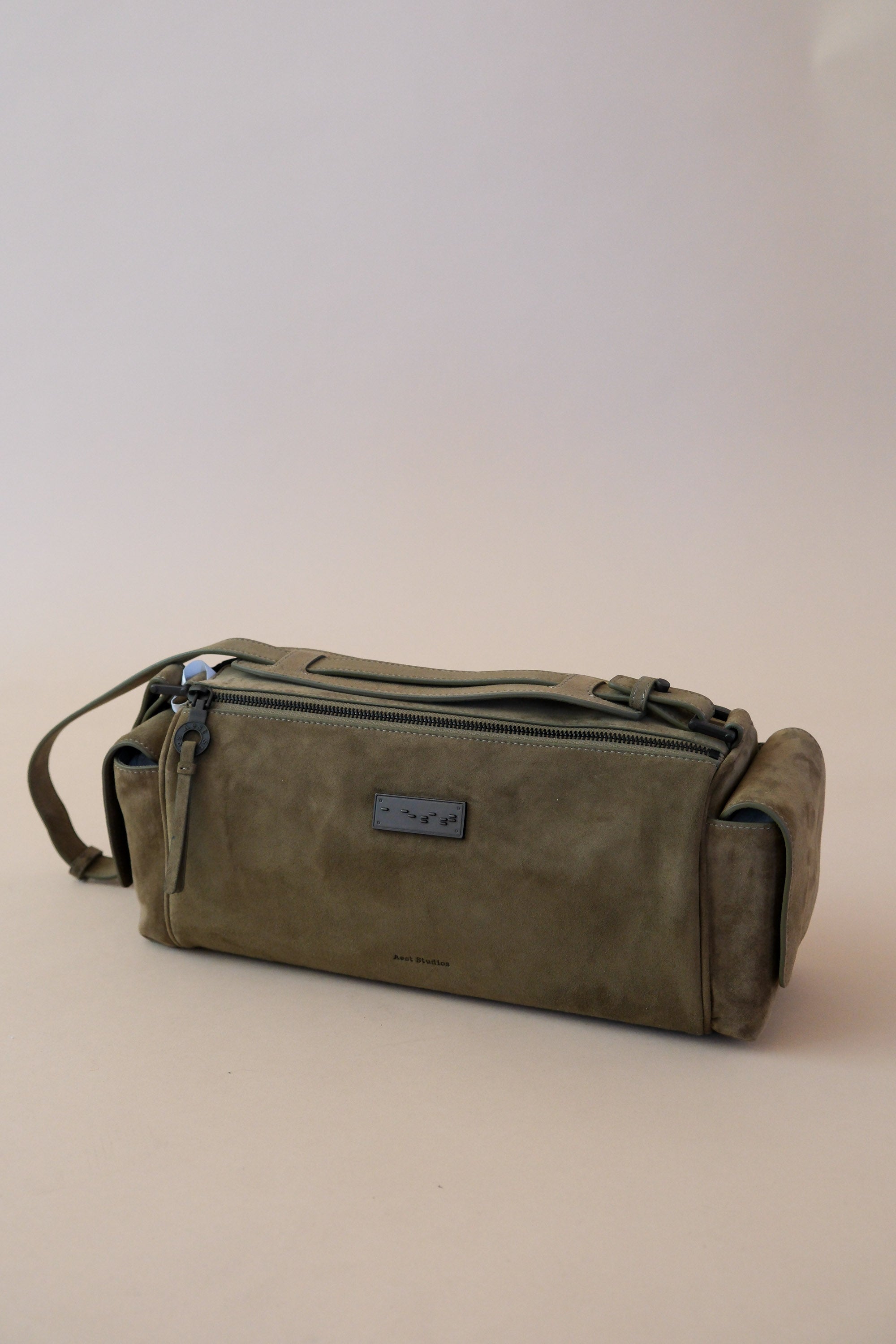 CAPTURE MEDIUM SLING BAG