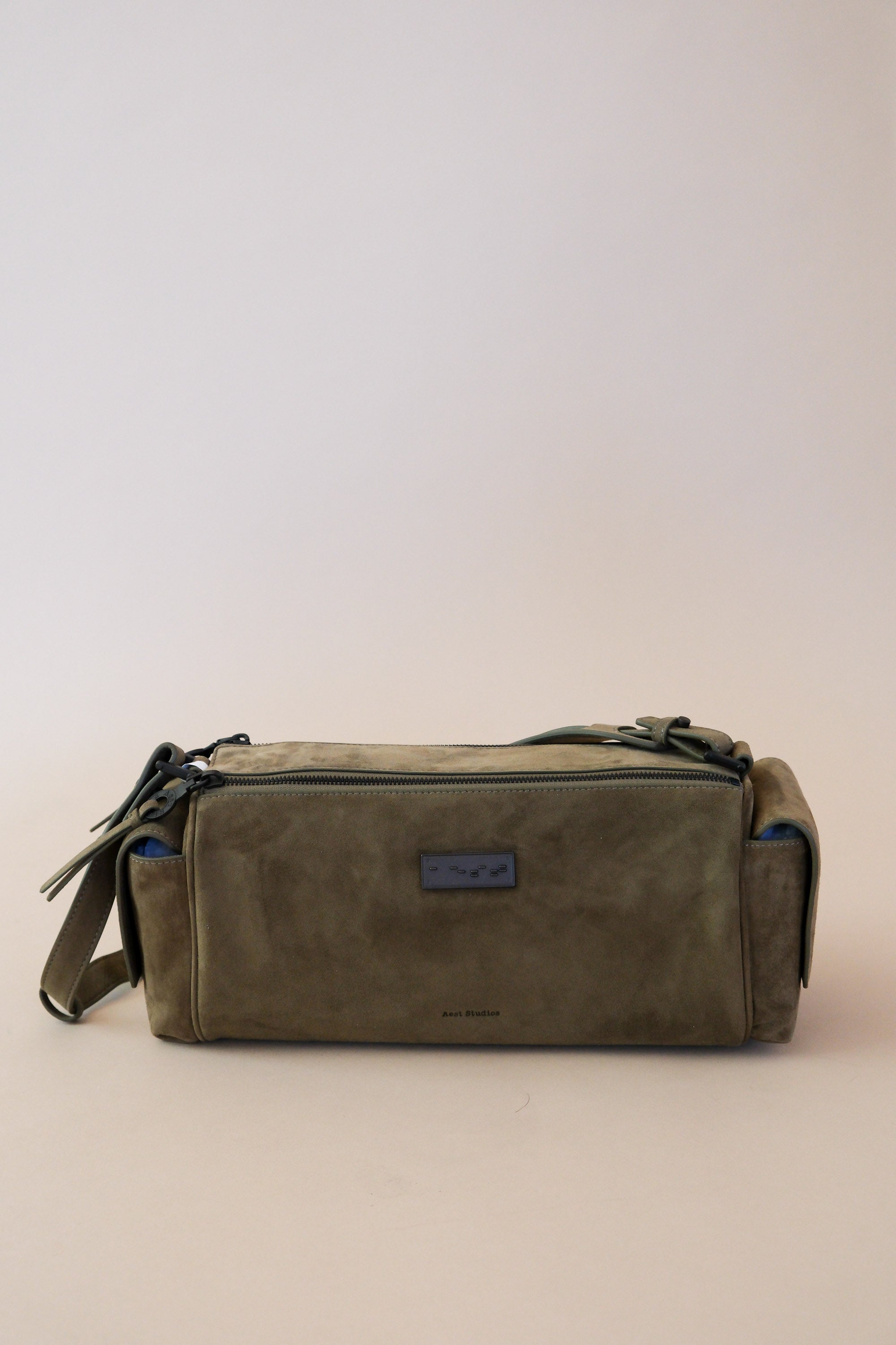 CAPTURE MEDIUM SLING BAG