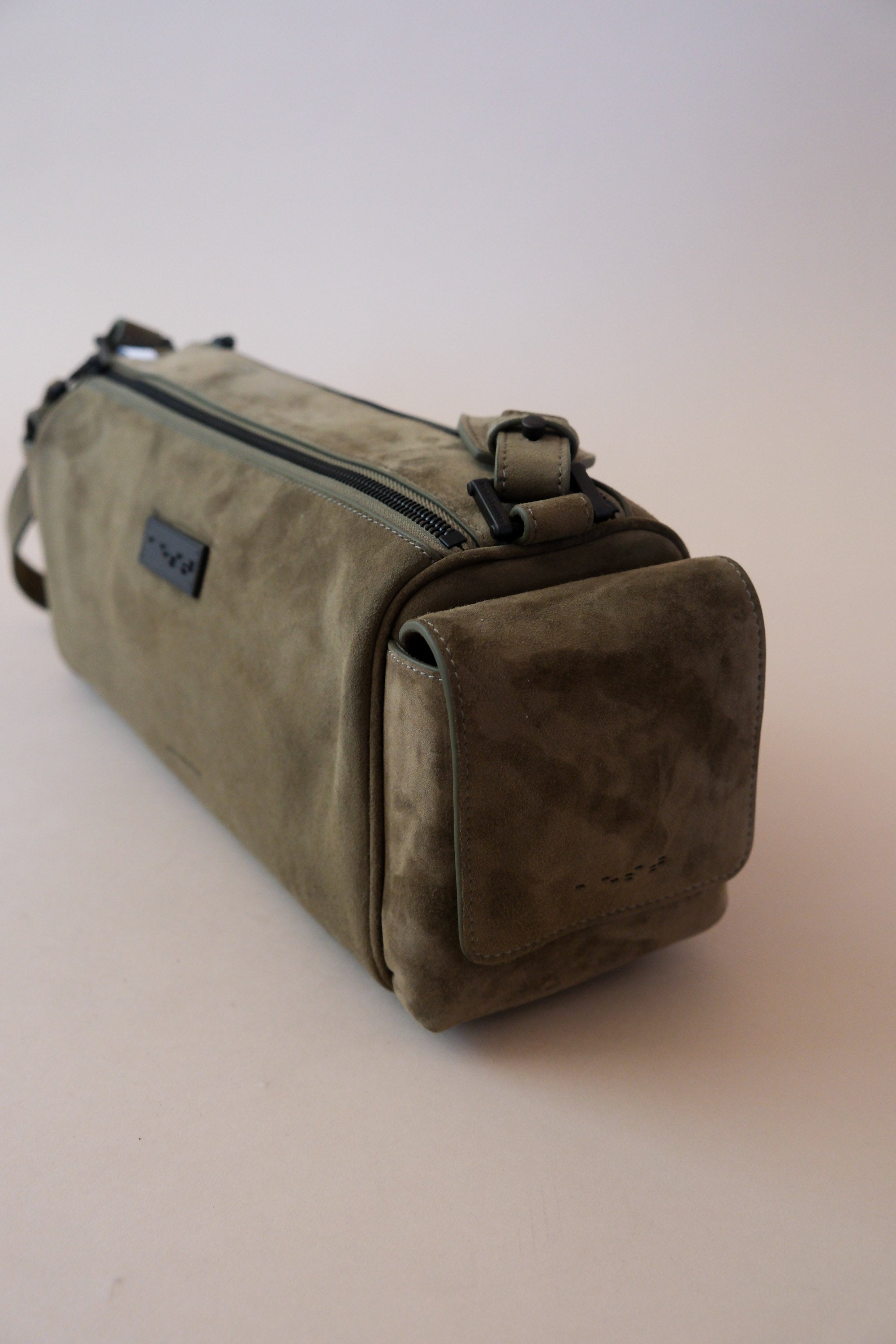 CAPTURE MEDIUM SLING BAG