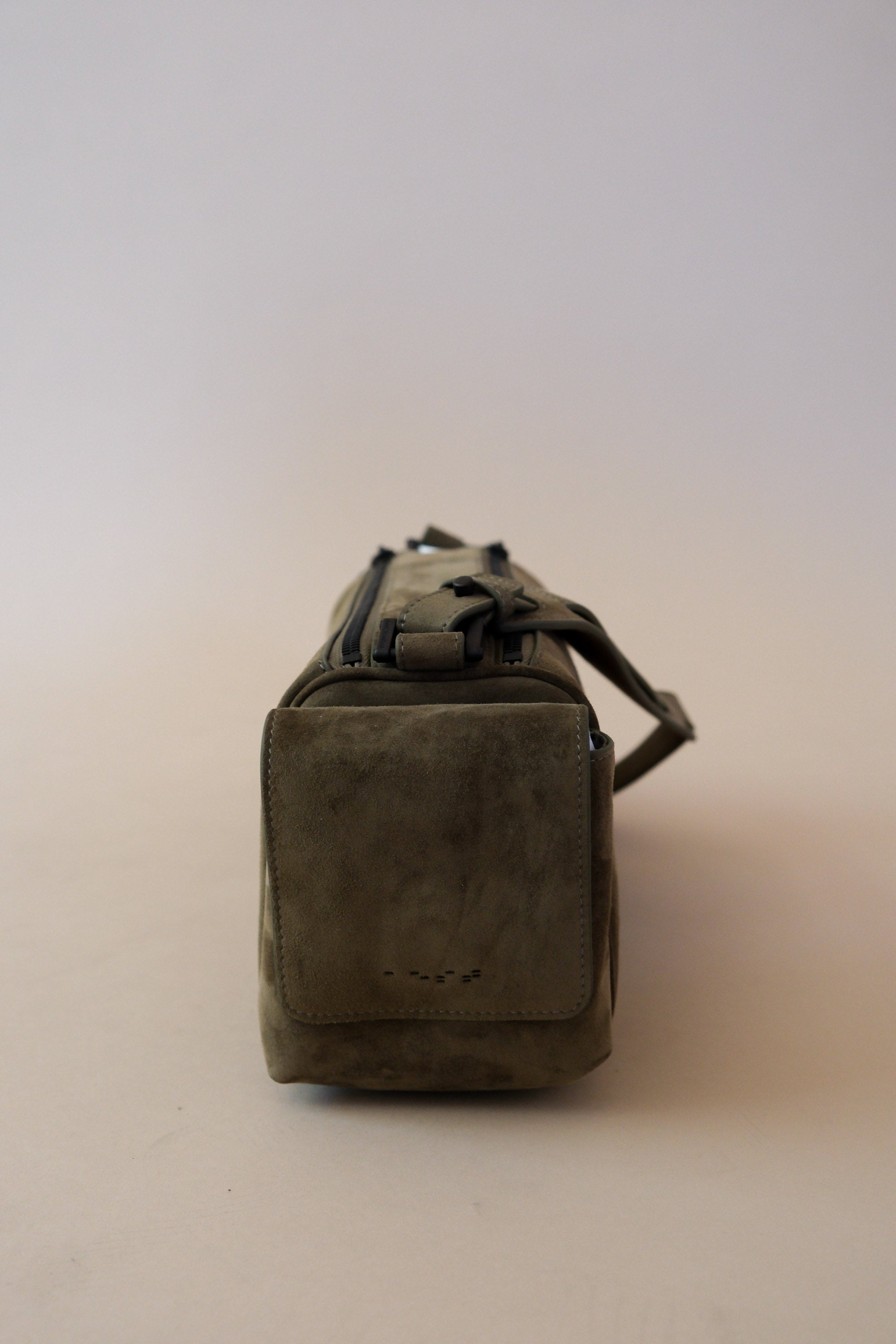 CAPTURE MEDIUM SLING BAG