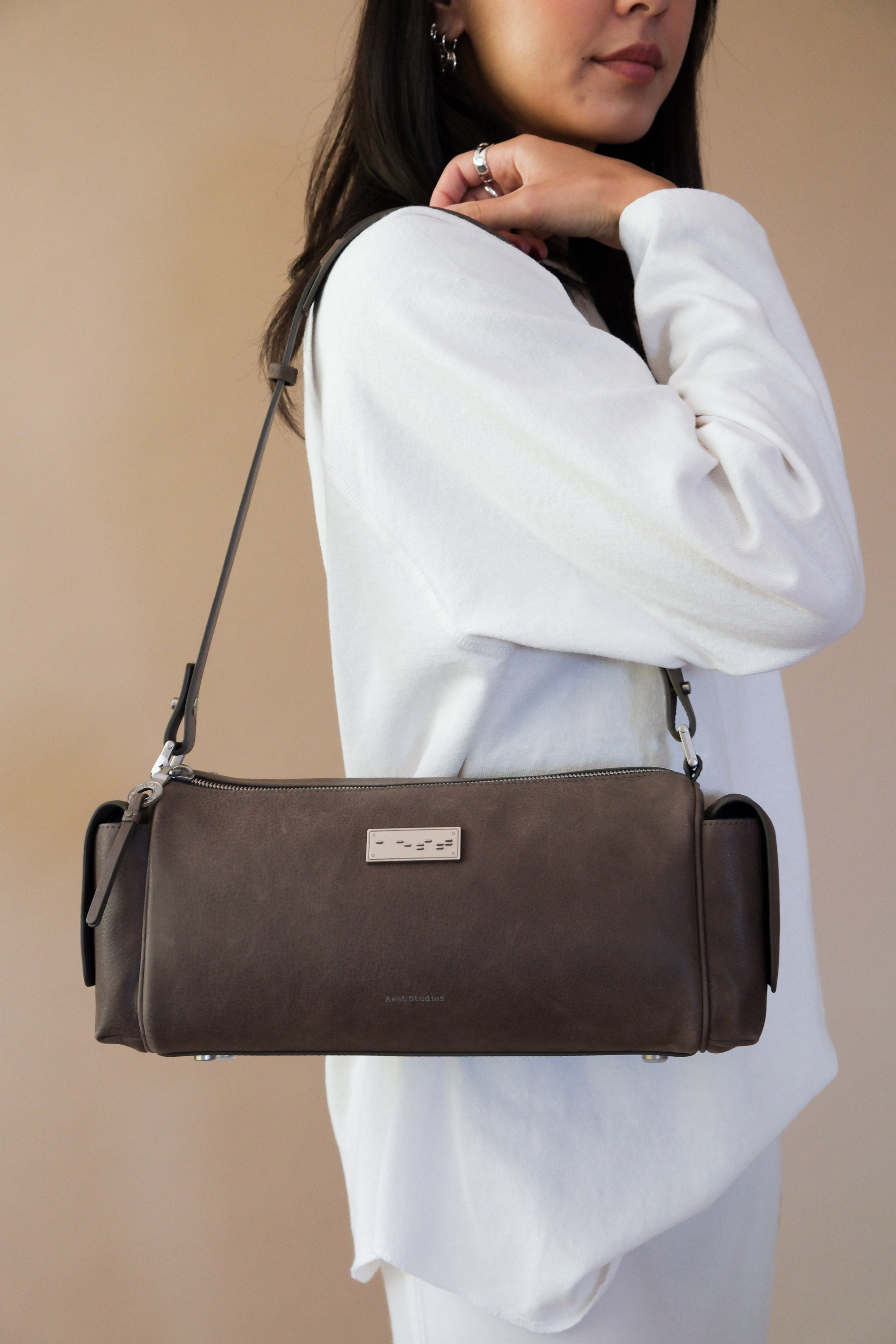 CAPTURE MEDIUM SLING BAG