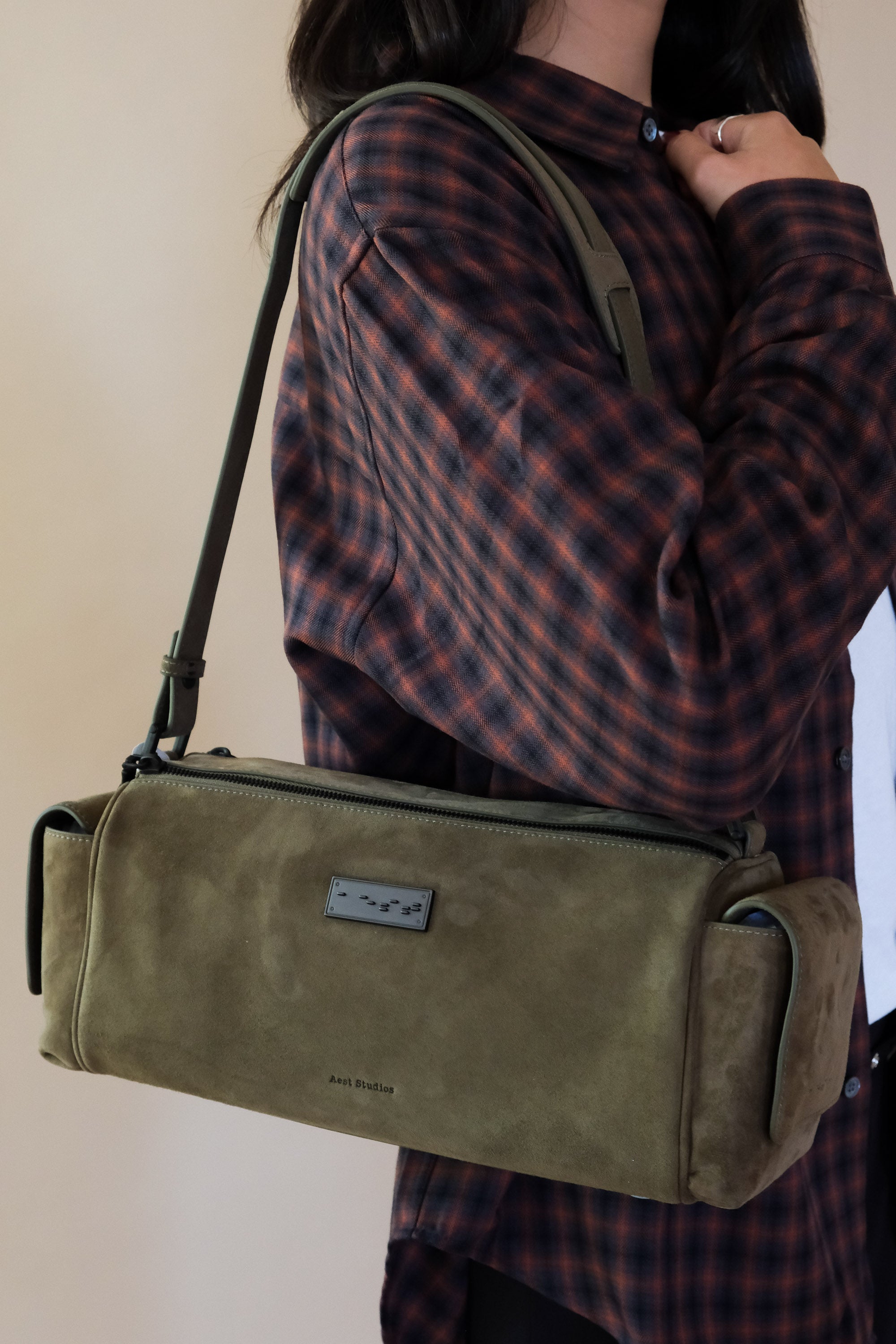 CAPTURE MEDIUM SLING BAG