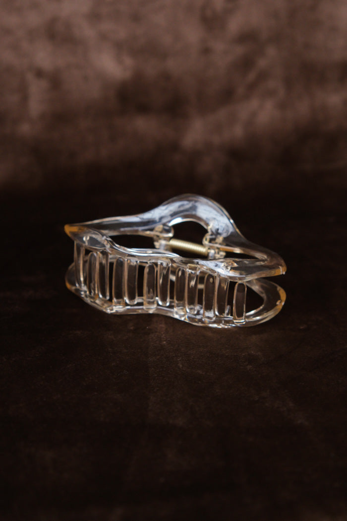 LARGE OVAL HAIR CLAW CHAMPAGNE
