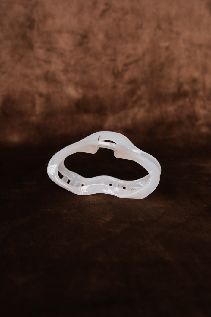 LARGE OVAL HAIR CLAW OPAL