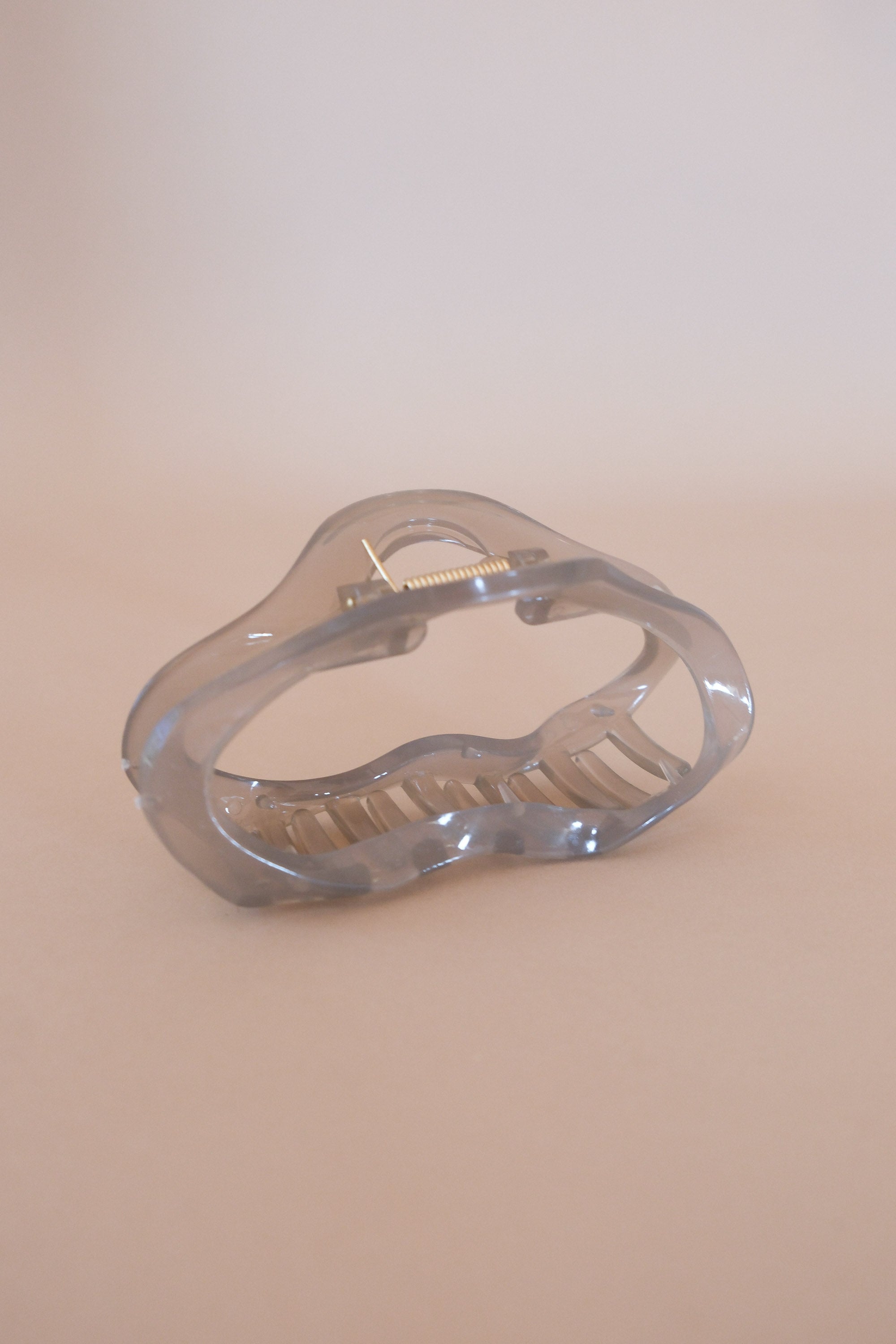 LARGE OVAL HAIR CLAW SHEER GREY