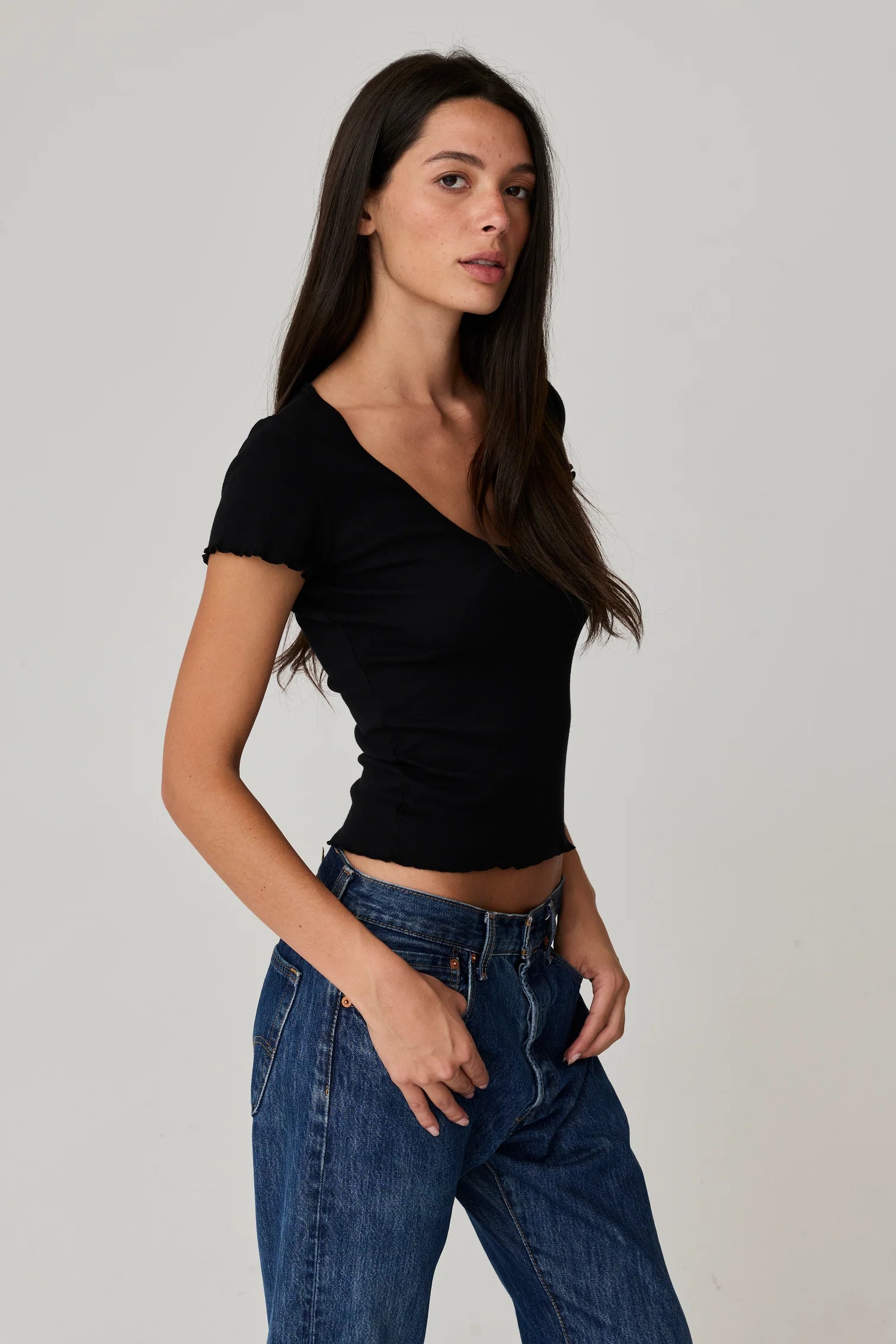 VICKI V-NECK TEE