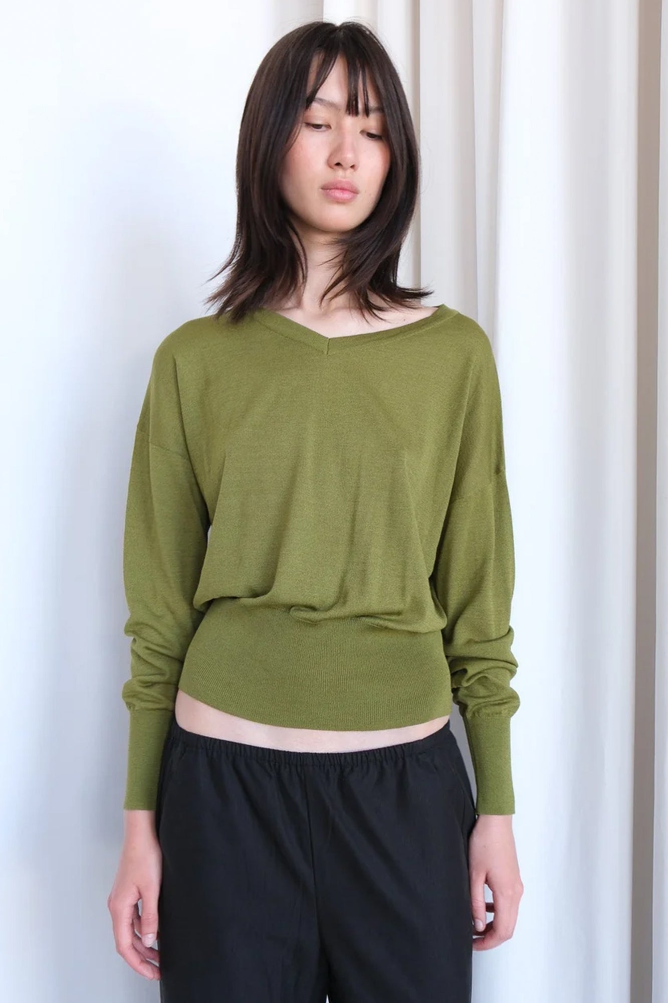  Geel lightweight billowed Andrea v-neck moss green PIPE AND ROW