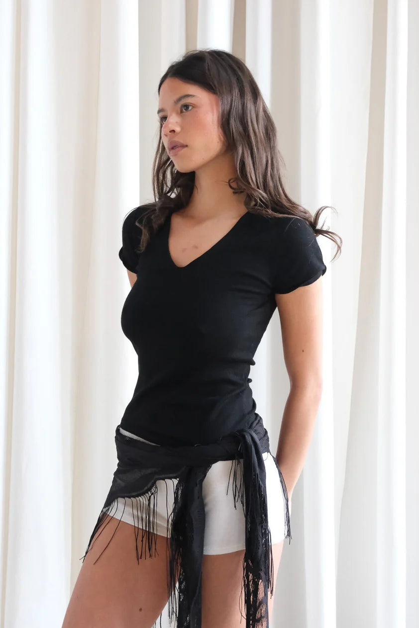 Geel slimming fit v-neck Kono tee twisted shoulder black PIPE AND ROW