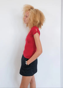 Geel slimming fit v-neck Kono tee twisted shoulder red PIPE AND ROW
