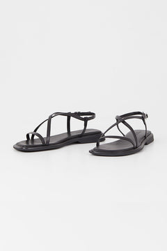 Vagabond Izzy cross over strap sandal black leather | Pipe and Row