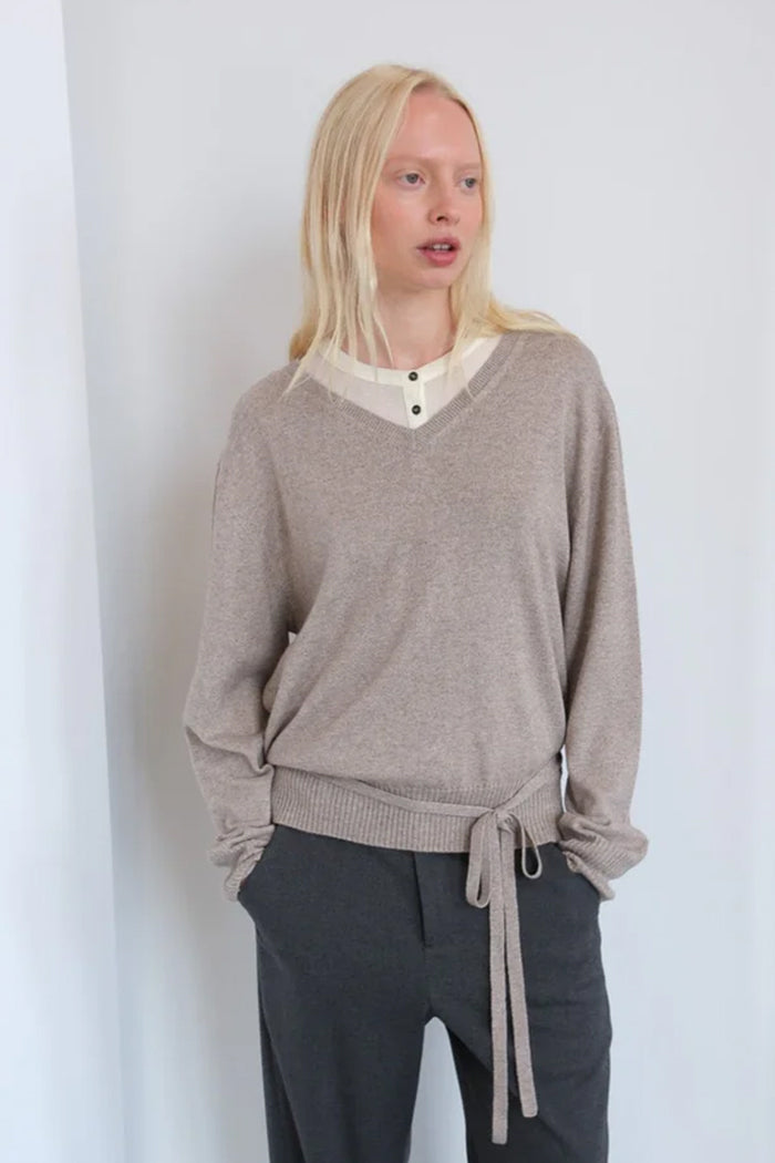 Geel Kiarra v-neck sweater belt walnut beige tan | Pipe and Row