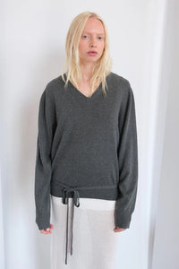 Geel Kiarra v-neck sweater cashmere belt charcoal grey | Pipe and Row