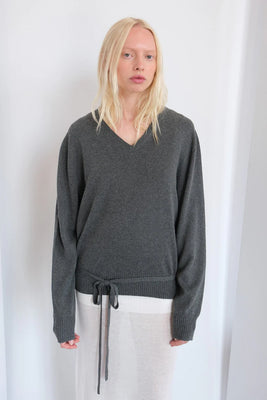 Geel Kiarra v-neck sweater cashmere belt charcoal grey | Pipe and Row