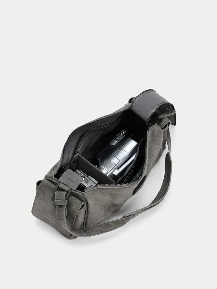 CAPTURE MEDIUM SLING BAG
