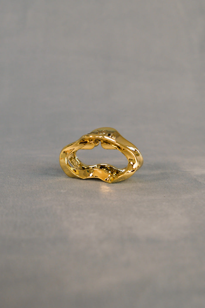 Mini oval hair claw in metallic gold. 100% plastic. PIPE AND ROW