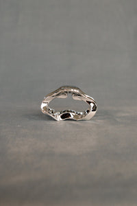 Mini oval hair claw in metallic silver. 100% plastic. PIPE AND ROW