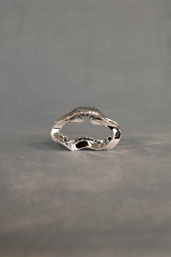 Mini oval hair claw in metallic silver. 100% plastic. PIPE AND ROW