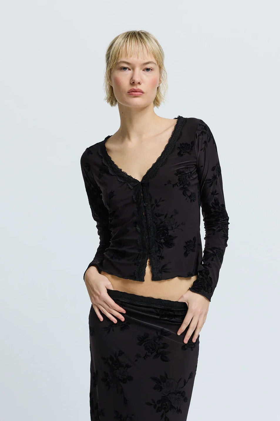 Resume Holly fitted blouse v-neck cardigan floral twilight print | PIPE AND ROW