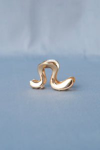 Small wavy gold metal hair claw. PIPE AND ROW