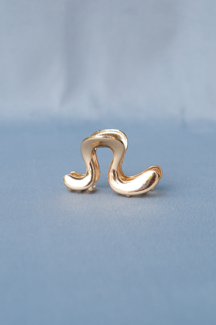 Small wavy gold metal hair claw. PIPE AND ROW