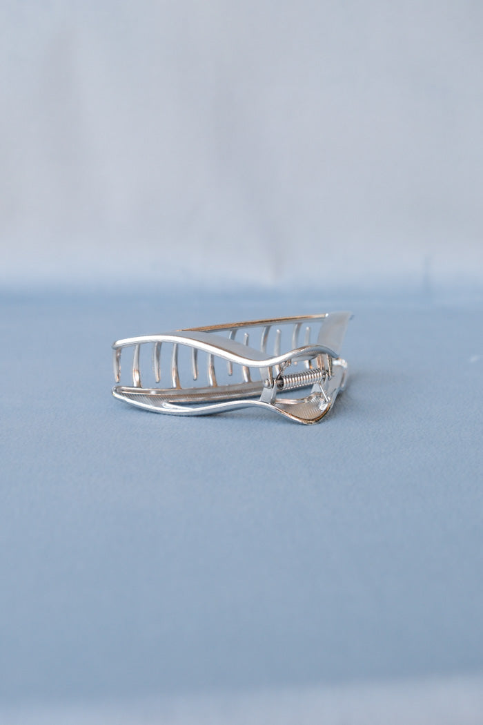 Triangle silver metal hair claw. PIPE AND ROW
