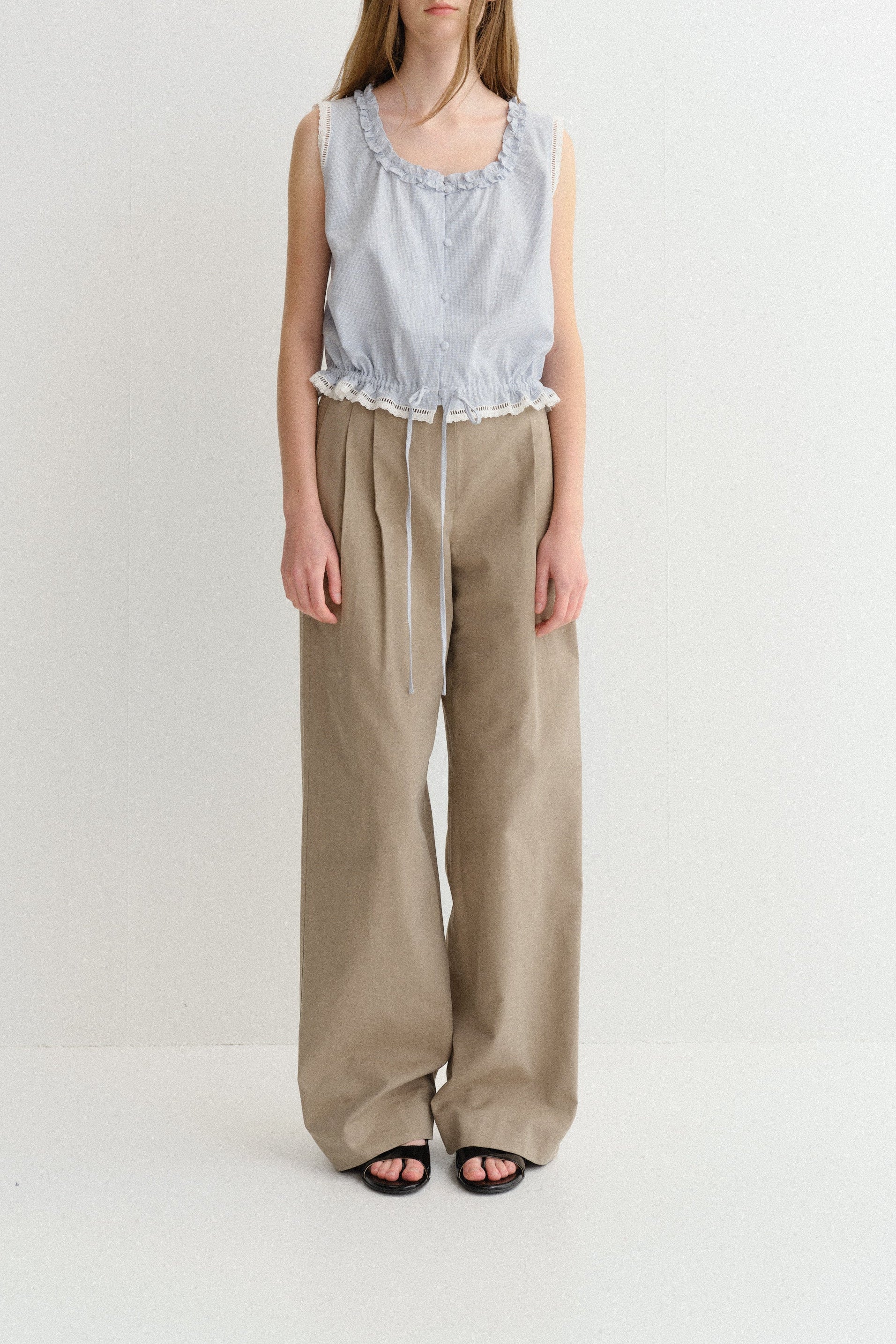 FRILLED SLEEVELESS BLOUSE