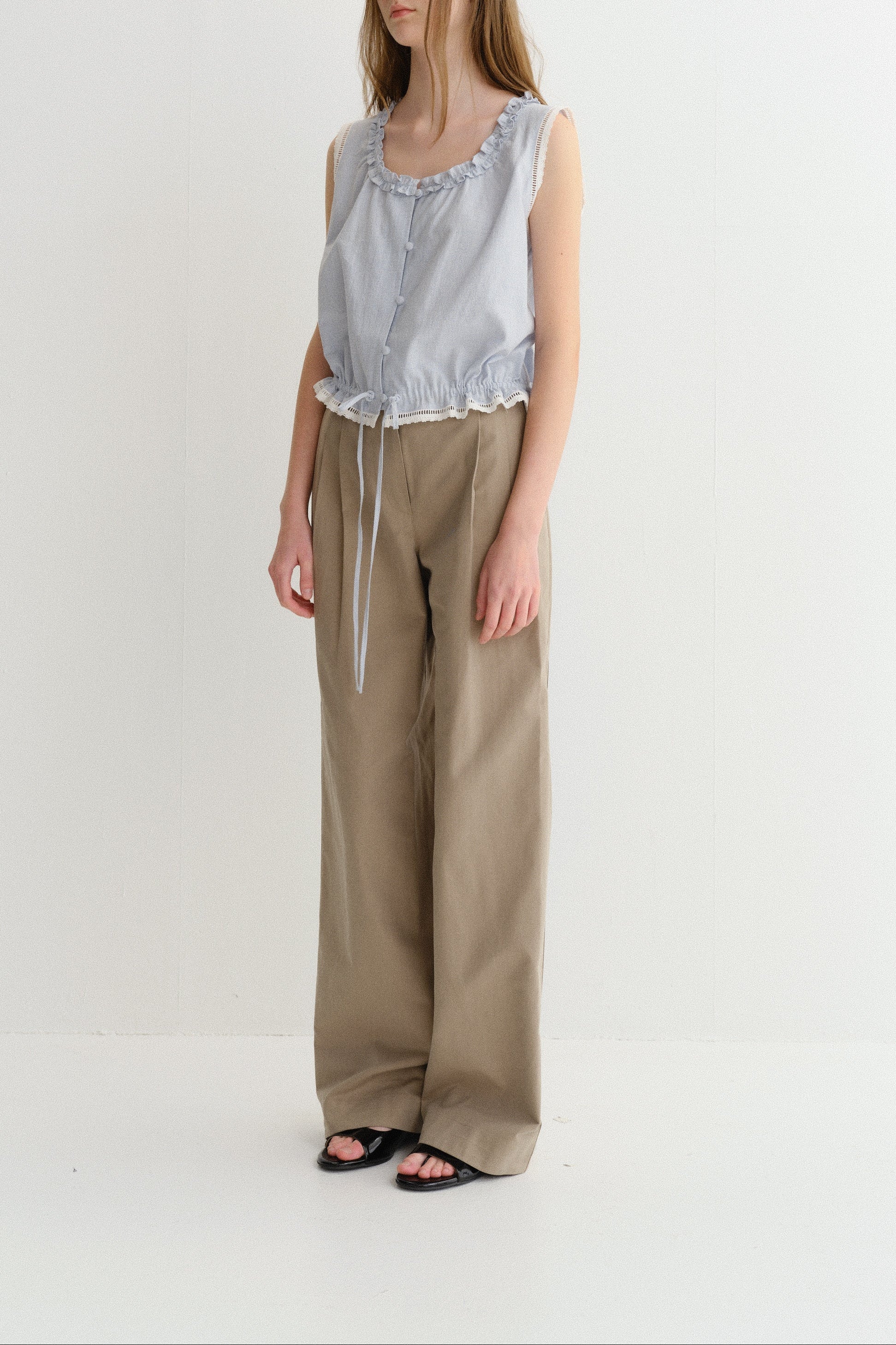 FRILLED SLEEVELESS BLOUSE