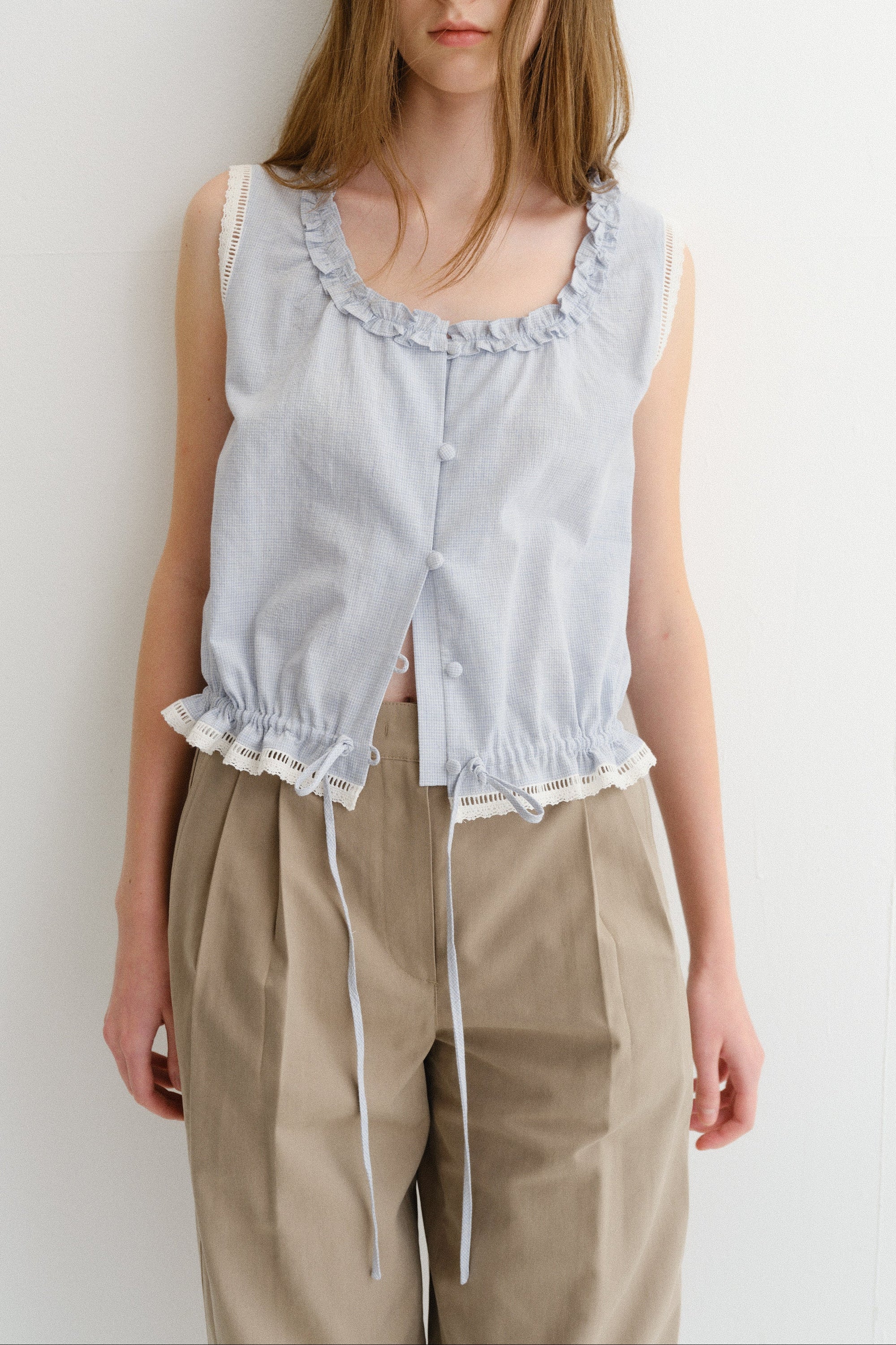 FRILLED SLEEVELESS BLOUSE
