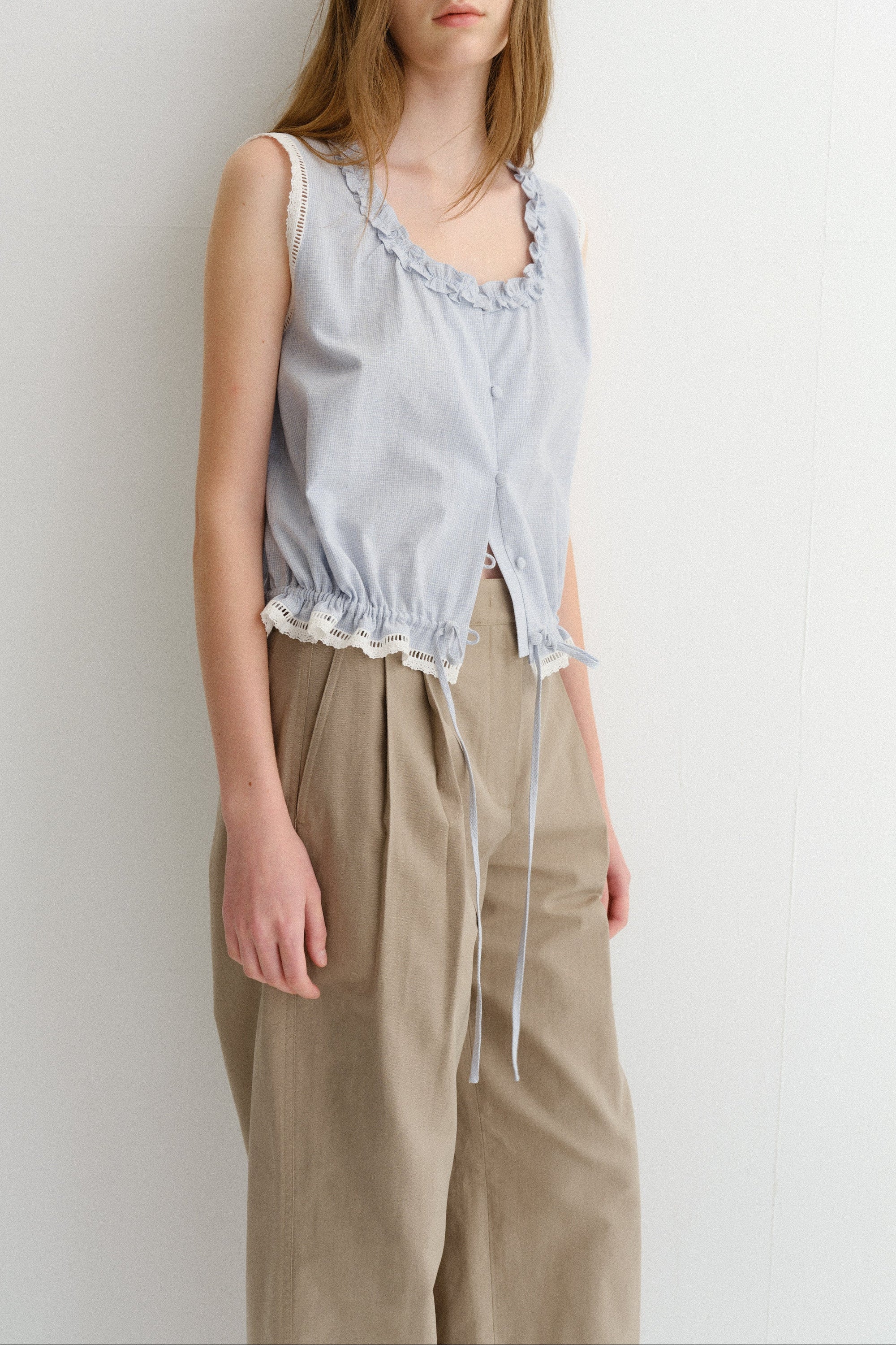 FRILLED SLEEVELESS BLOUSE