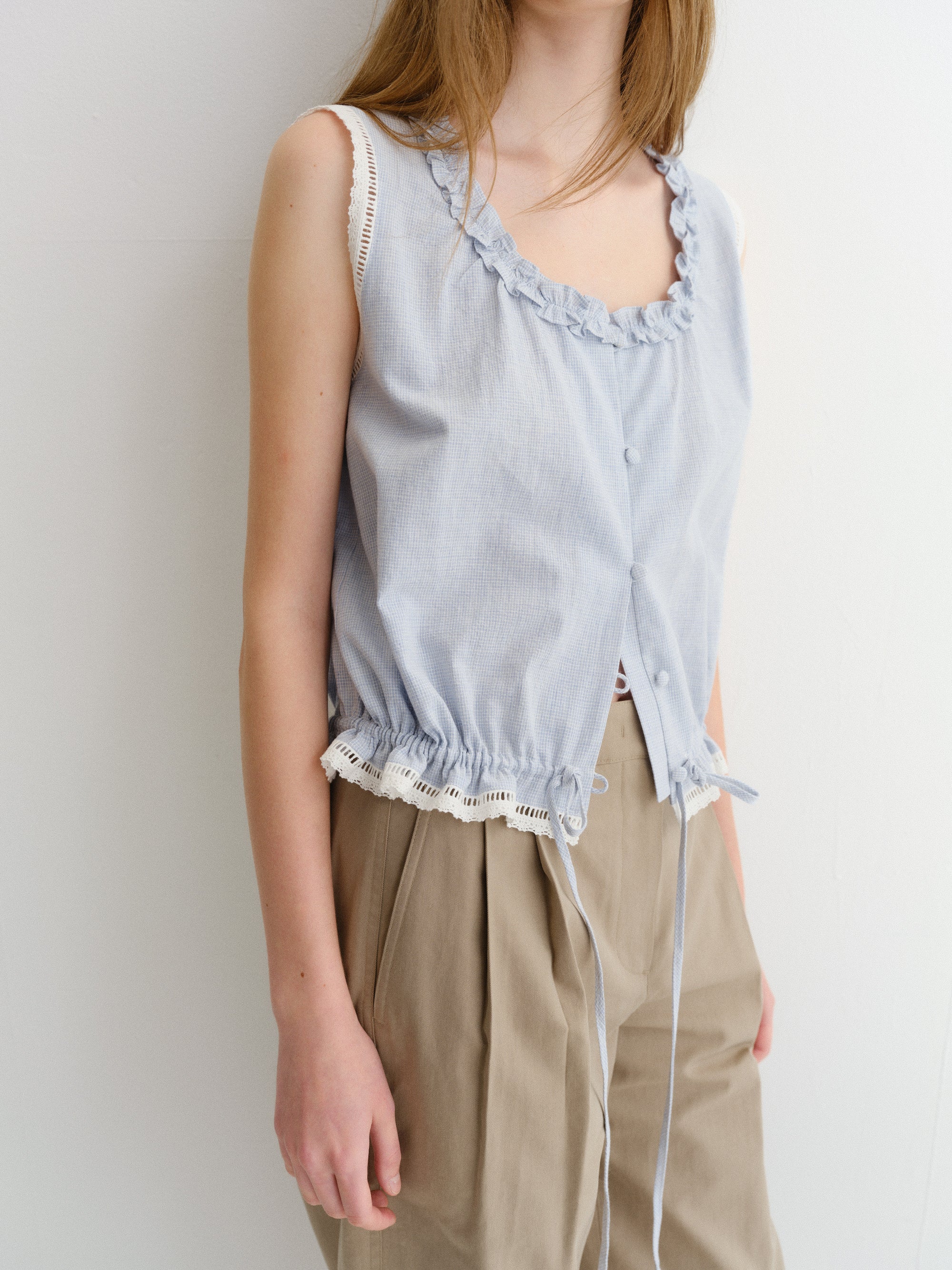 FRILLED SLEEVELESS BLOUSE
