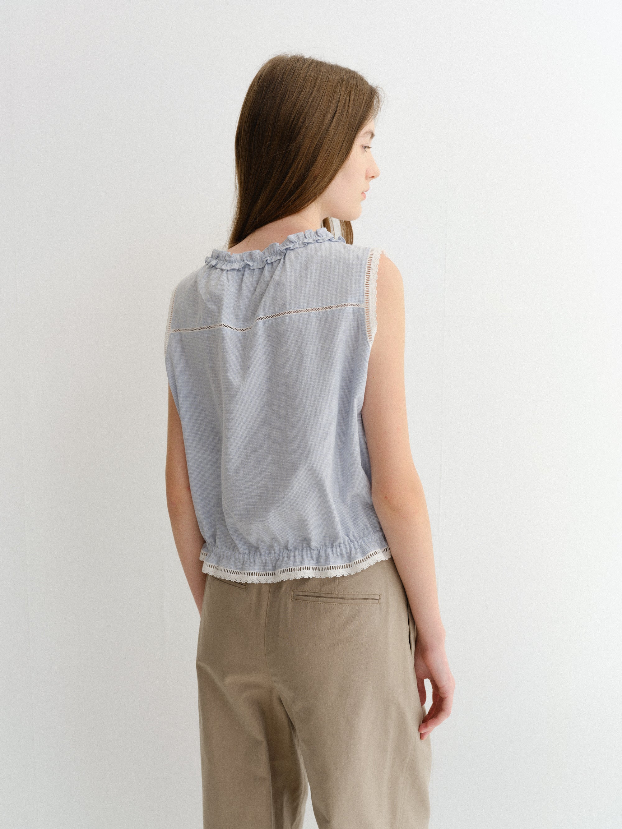 FRILLED SLEEVELESS BLOUSE