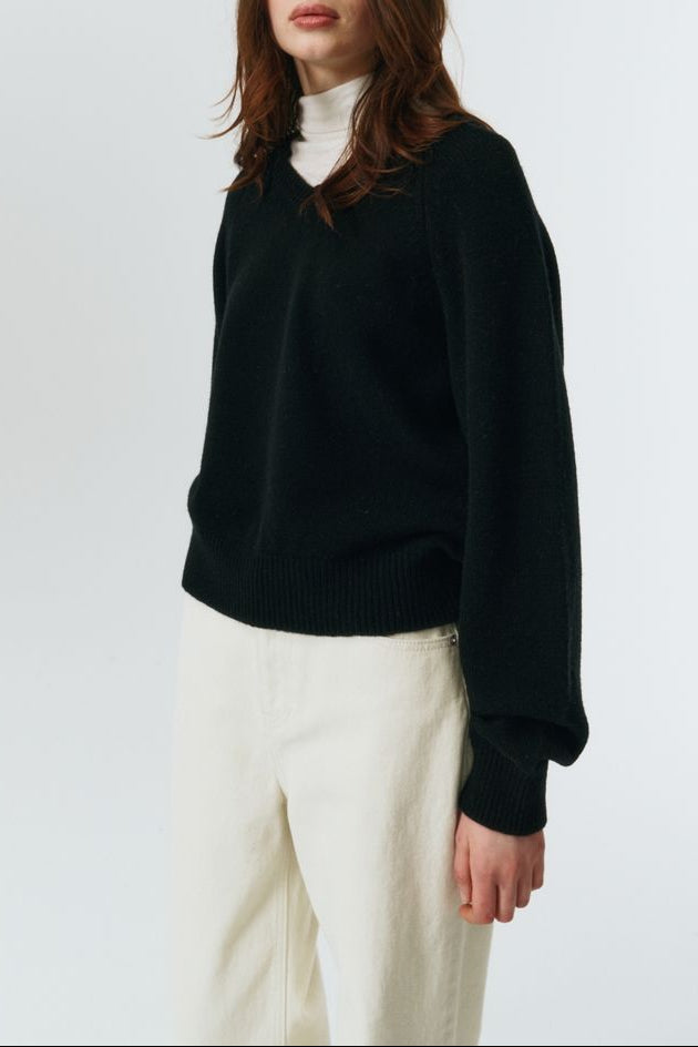 UNISEX SOFT VOLUME V-NECK SWEATER