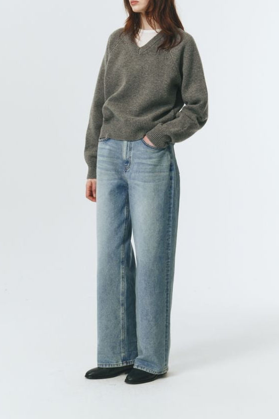 UNISEX SOFT VOLUME V-NECK SWEATER