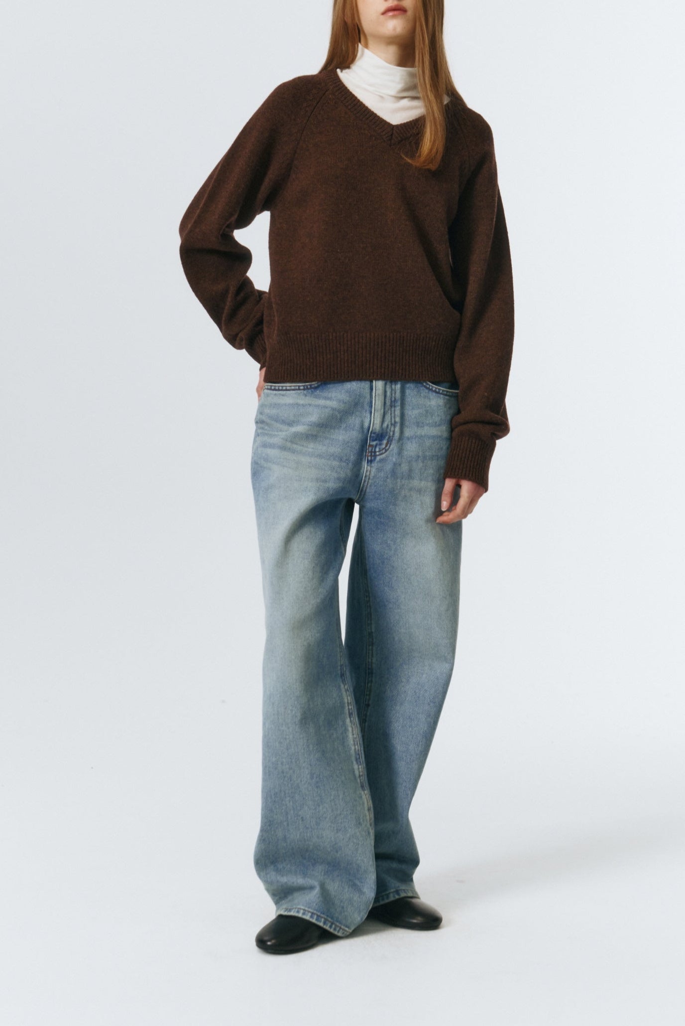UNISEX SOFT VOLUME V-NECK SWEATER